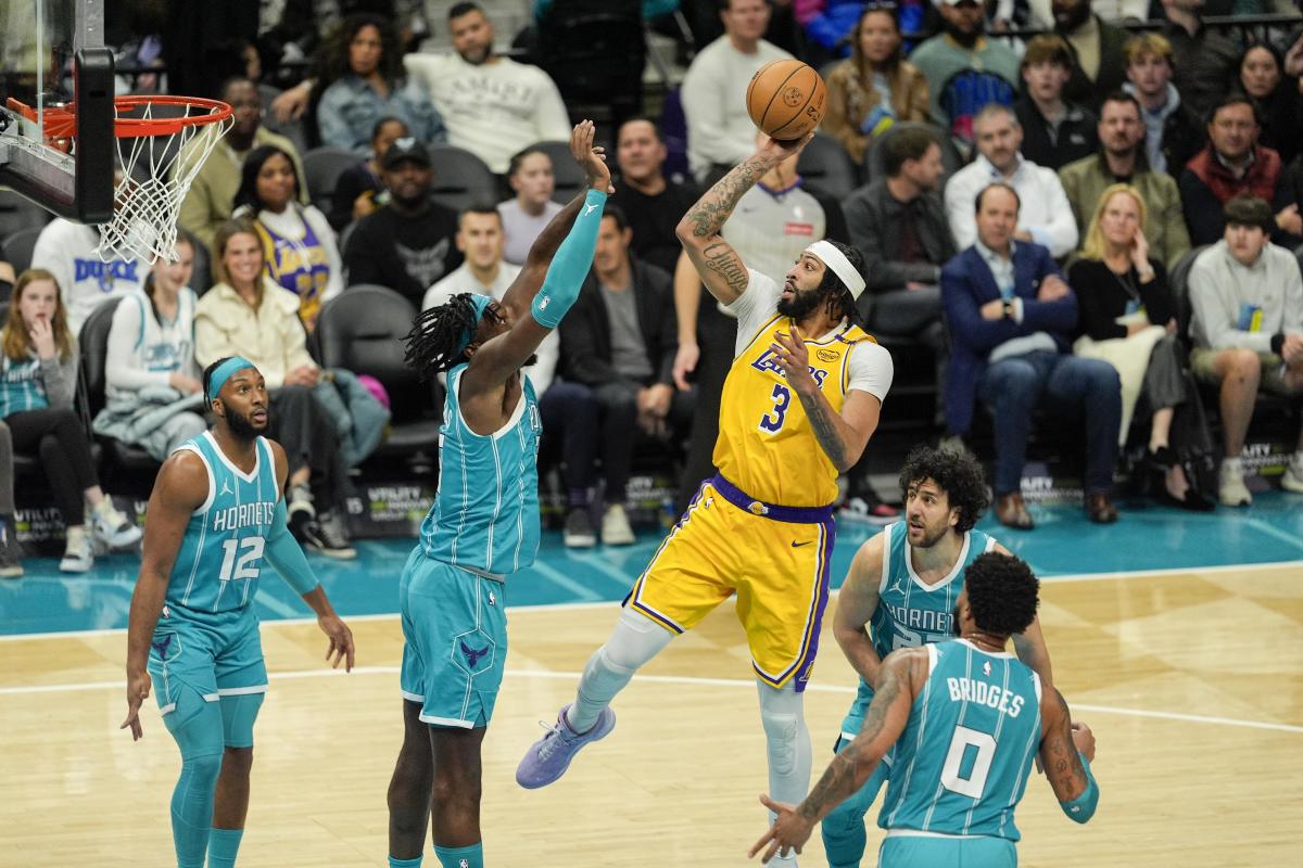 LAKERS DAILY: AD'S MONSTER GAME, TURNER OR CAPELA TO LA? 